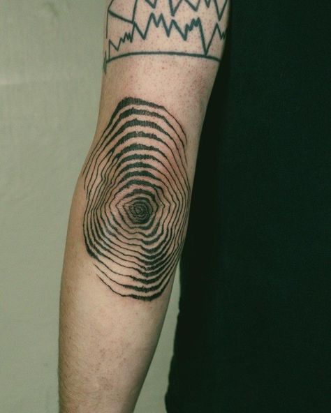 Spiral Tattoo, Spiral Tattoos, Abstract Tattoo Ideas, Optical Illusion Tattoos, Illusion Tattoos, Optical Illusion Tattoo, Torso Tattoos, Funky Tattoos, Blackout Tattoo