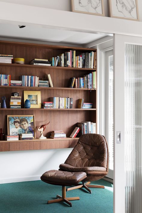 Mansfield House, Modernist Apartment, Elegant Eclectic, Carpet Inspiration, Midcentury Interior, Modernist Interior, Timber Slats, Joinery Design, Brown Brick