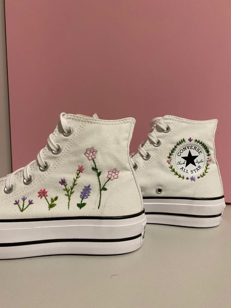 Converse Floral Embroidery, White Flower Converse, White Converse Diy Design, White Floral Converse, Embroidery White Converse, Converse High Tops Embroidered, White Converse With Flowers, Converse Diy Embroidery, Cute Embroidered Converse