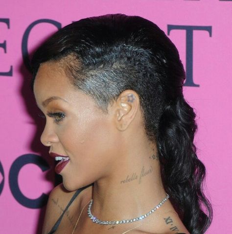 Rihanna Neck Tattoo, Tattoo Rihanna, Star Tattoo On Shoulder, Rihanna Nicki Minaj, Rihanna Tattoo, Tattoo Font Styles, Super Tattoo, Roman Numeral Tattoos, Nyc Tattoo