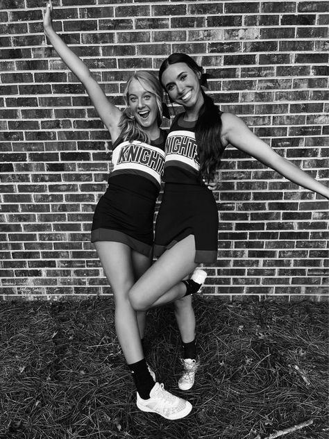 Highschool Football, Cheer Photography, Cute Cheer Pictures, Cheers Photo, Cheer Picture Poses, Cheer Poses, Football Cheer, Best Friend Poses, Cheer Uniform