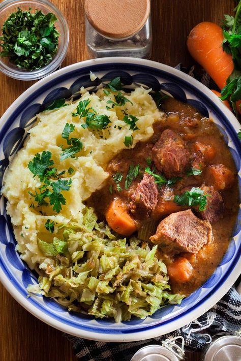 Polish Goulash, Easy Polish Recipes, Polish Food Traditional, Pork Goulash, Pork Stew Recipes, Eastern European Recipes, Pork Stew, Goulash Recipes, Stew Recipe