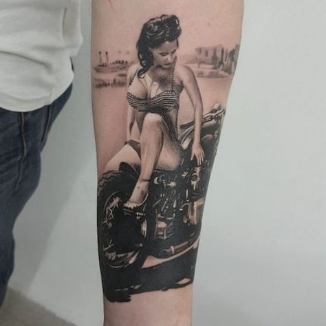 Harley Tattoos, Pin Up Girl Tattoo, Motorcycle Tattoos, Bike Tattoos, Biker Tattoos, Geniale Tattoos, Pin Up Tattoos, Vintage Tattoo, Tattoo Ink