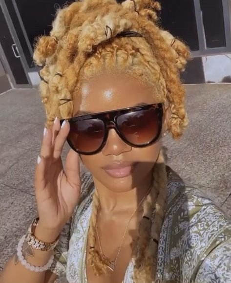 Gold Locs Black Women, Strawberry Blonde Locs, Platinum Blonde Locs Black Women, White Locs Black Women, Blonde Invisible Locs, Blonde Dreads Black Women, Ash Blonde Locs, Honey Blonde Dreads, Honey Blonde Locs Black Women