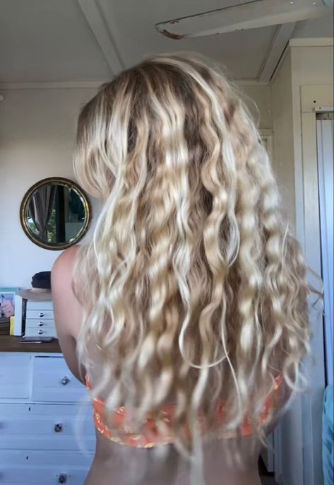 Blonde hair culry beach curls beach hair goals summer Blonde Beach Curls, Blond Curls, Beach Curls, Dimensional Blonde, Beach Hair, Hair Goals, Blonde Hair, Bodycon Dress, Blonde