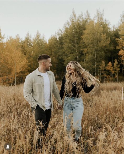 Couple Outfits Ideas Photoshoot, Couples Fall Outfits Matching, Cute Fall Outfits Photoshoot, Pictures With Tall Boyfriend, Cute Fall Couples Outfits, Outfit For Couple Photoshoot, October Pictures Fall Couple, Photo Shoot Couple Outfit Ideas, Casual Outfits For Photoshoot