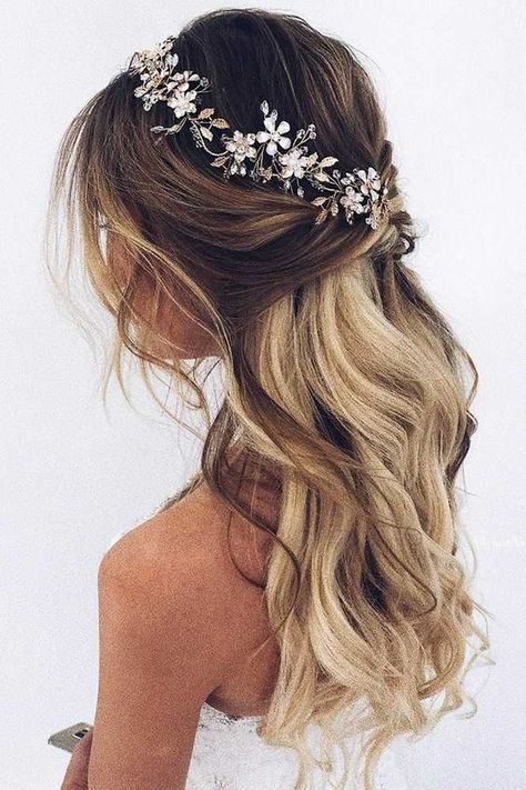 Descubre los mejores peinados de novia en media cola de caballo para esta temporada. Los peinados semirecogidos o sueltos son perfectos para peinados de boda bohemios, súper elegantes, no importa si tienes el cabello largo o corto. Elige el que más se adapte a tu estilo. Beautiful Wedding Hair, Wedding Hairstyles Half Up Half Down, Wedding Hair Inspiration, Wedding Hair Down, Bridal Hair Vine, Wedding Hairstyles For Long Hair, Wedding Hair Pieces, Hair Vine, Bridal Hair Pieces