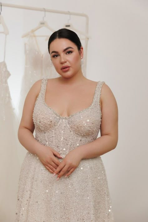 Wedding Dresses Square Neckline, Wedding Dresses Shiny, Dresses Square Neckline, Glitter Wedding Dresses, Wedding Dresses Glamorous, Wedding Dresses Chic, Plus Size Wedding Gown, Luxury Plus Size, Glamorous Wedding Dresses