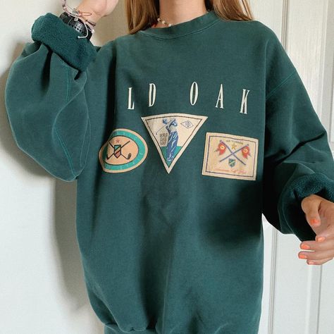 Oversized Tshirt Outfit, Vintage Crewneck Sweatshirt, Y2k Aesthetic Outfits, Green Sweatshirt, Vintage Crewneck, Round Neck Sweatshirts, Indie Outfits, Casual Hoodie, Vintage Sweatshirt