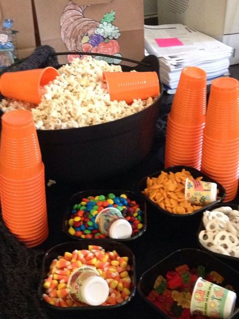 Halloween Popcorn Bar, Corn Bar, Diy Popcorn Bar, Halloween Sleepover, Halloween Popcorn, Bar Diy, Halloween Movie Night, Backyard Movie, Movie Night Party