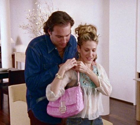 hannah on Twitter: "Carrie Bradshaw with her pink sequin Fendi baguette (season 3, episode 7) https://t.co/jCvOLl2c58" / Twitter Pink Fendi, Carrie Bradshaw Outfits, Carrie Bradshaw Style, Beauty Movie, Dream Bodies, Cutest Couple Ever, Sequin Bag, Uptown Girl, Makeup Clothes