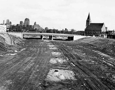 The building of the Kennedy expresway. Opened in 1960 Chicago History Photos, South Side Chicago, Elgin Illinois, Chicago Buildings, Black Heroes, Chicago Pictures, Milwaukee City, Chicago History Museum, Chicago Street