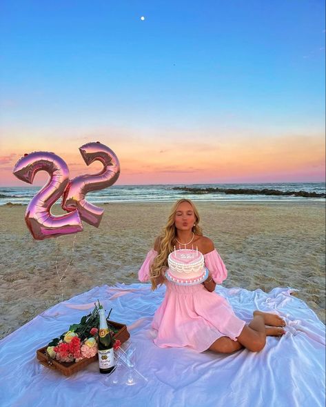 Cake On The Beach Aesthetic, Beach Outfit Birthday, Bday Beach Picnic, Bday On The Beach, Picnic Aesthetic Playa, Beach Bday Party Ideas Aesthetic, 21st Birthday Ideas Beach, Birthday Cake On The Beach, 18th Birthday Party Ideas Beach