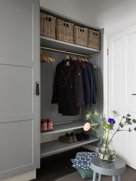 5 vanliga inredningsmissar i hallen – och hur du löser dem | ELLE Decoration Vstupná Hala, Entryway Closet, Mudroom Decor, Hallway Inspiration, Mudroom Design, Hal Decor, Hallway Designs, Hall Closet, Entry Hallway