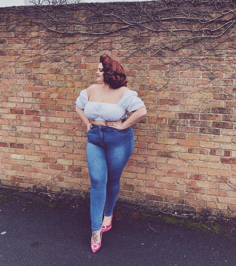 Crop Top Outfits Plus Size, Jeans And Crop Top Outfit, Gaming Drawing, Jeans And Crop Top, Georgina Horne, Body Appreciation, Crop Top With Jeans, Wear Crop Top, Plus Size Models