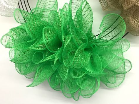 Yesterday I watched That Wreath Lady do a tutorial using 6" burlap and a "pull through" technique. Here's a link to her Facebook Live Video that you can wa Mesh Flowers, Deco Mesh Crafts, Mesh Ribbon Wreaths, Deco Mesh Wreaths Tutorials, Deco Mesh Wreaths Diy, Tulle Wreath, Mesh Wreath Tutorial, Door Diy, Mesh Wreath Diy