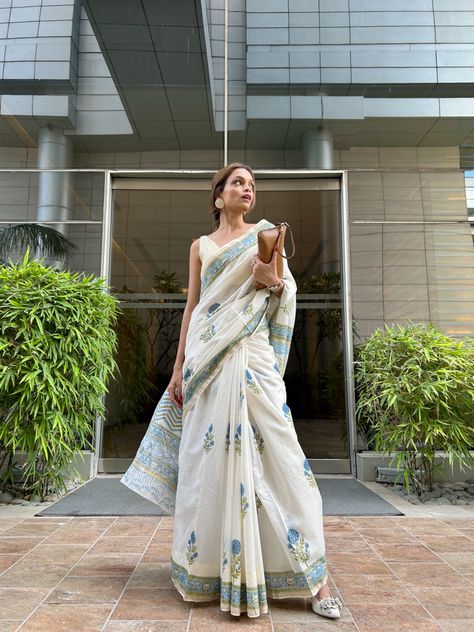 White saree styling Cotton Saree Styling, White Cotton Saree, Delhi Fashion, Indigo Saree, Saree Styling, Formal Saree, Cotton Saree Blouse Designs, Saree Wearing Styles, Saree Wearing