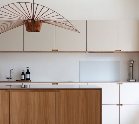 Arki Studio kitchen with linoleum fronts and note handles, combined with a Coral Clay Silestone countertop. The Color is called: Mushroom and adds a refined and minimalistic look to the kitchen. Linoleum Kitchen Countertops, Marmoleum Kitchen, Coral Clay, Studio Kitchen, Kitchen Countertop, Linoleum, Kitchen Countertops, Cupboard, Countertops