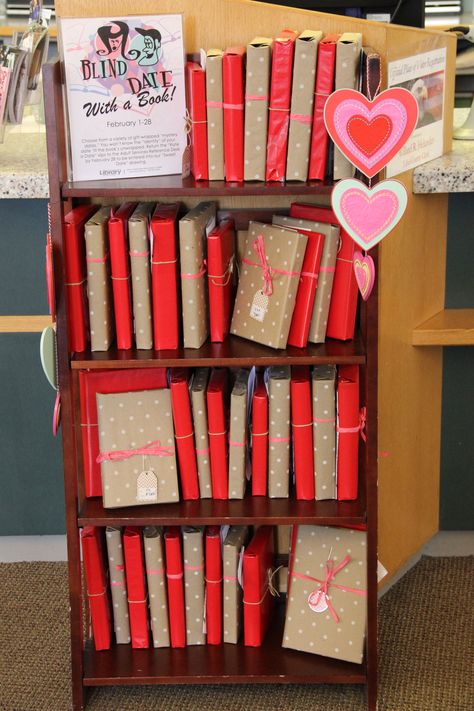 Blind Date with a Book display! Book Display Ideas, Library Printables, Bookshop Ideas, Store Display Ideas, Bookstore Ideas, Book Display Stand, Bookstore Design, Book Tasting, Library Programming