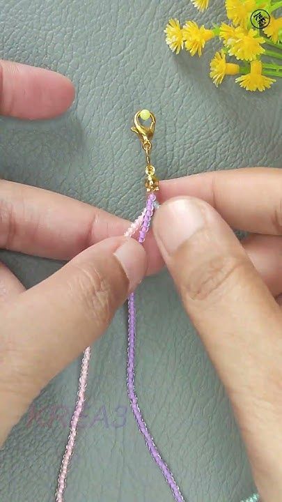 Beaded Keychain Tutorials, What To Make With Seed Beads, Seed Bead Keychain Diy, Seed Bead Bracelet Designs, Seed Bead Earrings Diy, Beaded Keychains Patterns, Seed Bead Bracelets Diy, Safety Pin Bracelet, Seed Beads Bracelet