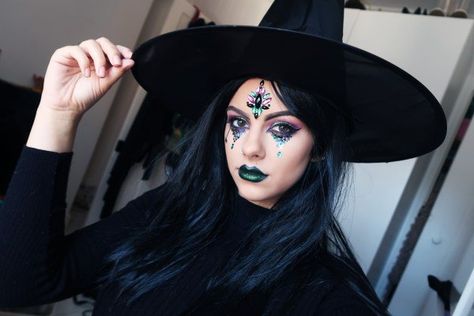 15 Ideas de maquillaje de brujas para celebrar Halloween Witch Halloween Makeup, Bruja Halloween, Sea Creature Costume, Gold Eyeliner, Witch Makeup, Children's Stories, Custom Monster High Dolls, Wiccan Witch, Morticia Addams