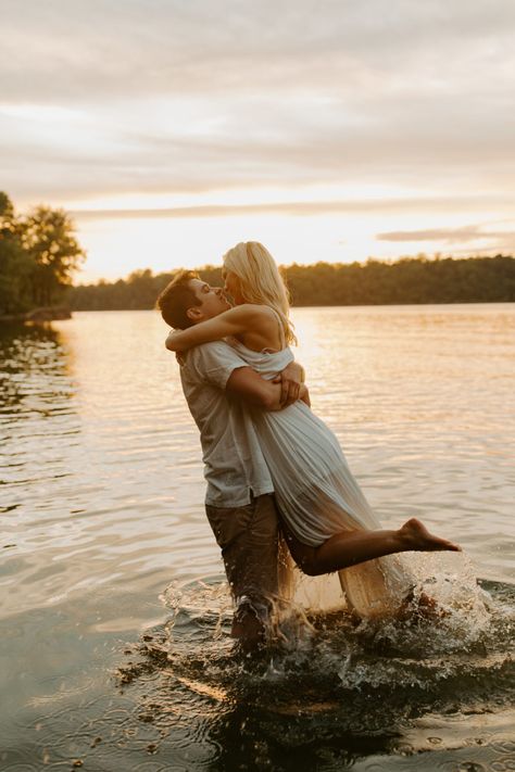 Water Engagement Photos Lakes, Couple Water Photoshoot, Water Engagement Photos, Shooting Couple, Lake Engagement Photos, Water Photoshoot, Lake Photoshoot, Water Shoot, Lake Engagement