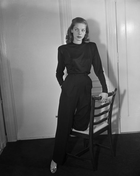 Lauren Bacall's Impeccable Style: Our Favorite Timeless Looks | Ravishly Lauren Bacall Hair, Lauren Bacall Style, Lauren Bacall Movies, Lauren Bacall Humphrey Bogart, 40s Mode, Diana Vreeland, Design Moda, Lauren Bacall, Humphrey Bogart