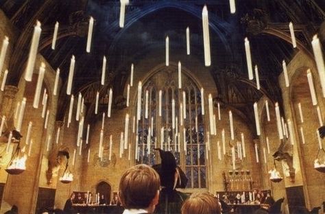 The candles used in Harry Potter and the Sorcerer’s Stone were originally real candles suspended from wires, but they switched to digital after the candles fell from the ceiling. | 17 Fun Facts About The Harry Potter Movies Harry Potter Inspired Decor, Harry Potter Floating Candles, Floating Candles Halloween, Candle Ceiling, Hogwarts Great Hall, Robbie Coltrane, Harry Porter, The Sorcerer's Stone, Hogwarts Castle