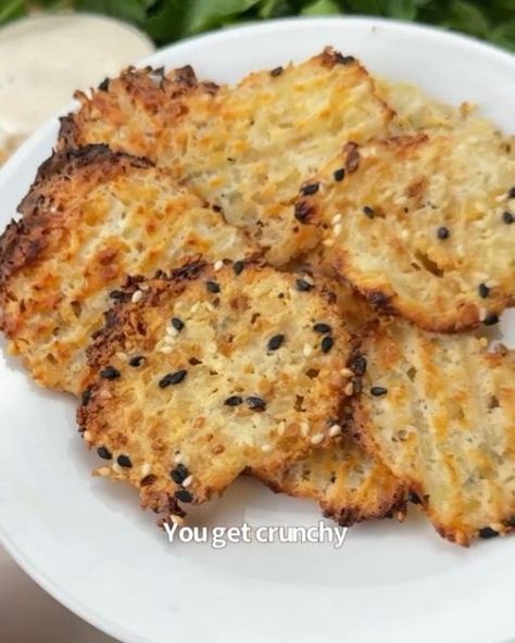 Eating Healthy on Instagram: "Say “YUM” if you would eat these High Protein Cottage Cheese Chips 🤤🙌

How to make them:

On a parchment lined baking sheet, scoop out a bunch of piles of cottage cheese. Top with everything bagel and bake @ 350F for 30-40 mins!

Pro tip: The more burned and crispy they look, the crunchier they will be!" Cottage Cheese Chips, Low Fat Dog Food, Crispy Avocado, Cottage Cheese Dessert Recipes, Irick Wiggins, Protein Cottage Cheese, Cottage Cheese Desserts, Bagel Toppings, Cheese Mozzarella