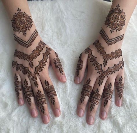 Simple Mehide Design Easy, Heavy Mehndi Designs For Eid, Heavy Mendhi Designs, Heavy Henna Designs, Heavy Mehndi Designs, Back Hand Henna Design, Simple Henna Designs Hand, Simple Henna Design, Back Hand Henna