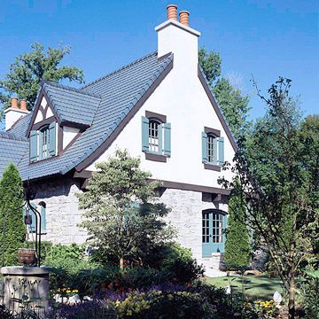 Stucco Siding: A Visual Guide to Siding Options Bohemian Style Outfits, Small English Cottage, English Cottage Exterior, House Siding Options, Tudor Exterior, Home Exterior Colors Schemes, Brick Exteriors, Tudor House Exterior, Tudor Houses