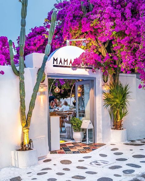 Mykonos Garden Ideas, Mykonos Restaurant Interior Design, Santorini Backyard Ideas, Mykonos Garden, Mykonos Decor, Mykonos Interior Design, Cafe Design Inspiration, Coastal Style Home, Quotes Home Decor