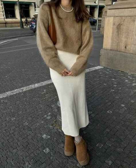 Ribbed Sweater Skirt Outfit, Tan Sweater Skirt Outfit, Tan Knit Skirt Outfit, White Knitted Skirt Outfit, Middle Skirt Outfit, Wool Maxi Skirt Outfit, Knit Sweater Skirt Outfit, Knitted Skirt Outfit Winter, White Knit Skirt Outfit