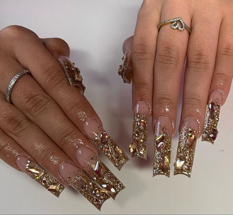 Birthday Nails Champagne, Pink And Gold Rhinestone Nails, Birthday Nails With Gold, Pretty Gold Nails, New Years Long Nails, Nails For Prom Gold, 19th Birthday Nails Acrylic, Extra Gold Nails, Prom Nails Rhinestones