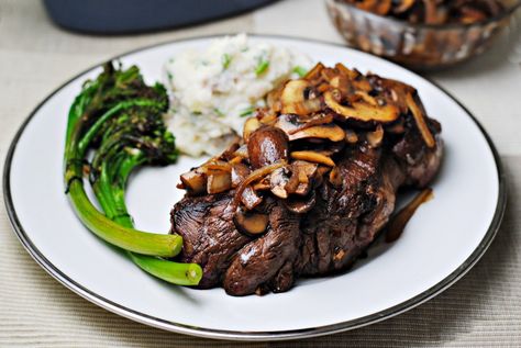 Ranch Steak with Onions and Mushrooms Mushroom Dinner Ideas, Stone Wave Recipes, Mushroom Dinner, Steak And Mushrooms, Diner Recept, Mushroom And Onions, Spice Recipes, Steak Recipes, Mushroom Recipes