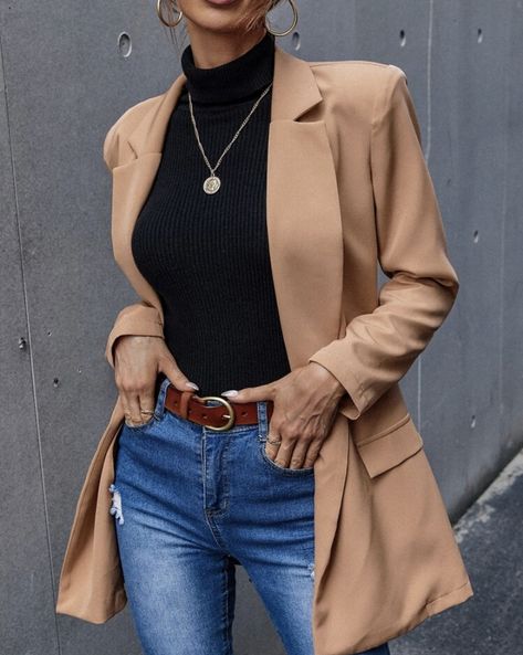 Blazer And Snickers Outfit, Dark Beige Blazer Outfit, Jeans And Beige Blazer Outfit, Caramel Blazer Outfit Women, Cream Blazer Outfits For Women Casual, Oversized Tan Blazer Outfit, Feminine Blazer Outfit, Outfit With Beige Blazer, Look Blazer Nude