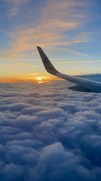 there’s nothing like catching the sunrise on an early morning flight :) #travel #airplane #clouds #views #flight #traveling #traveltheworld #aesthetic #vsco #aesthetictumblr #vacation #sunrise Airplane Clouds, Early Morning Flight, Morning Flight, Vision Board Images, Airport Photos, Cheap Flight Tickets, Flight Deals, Flight Tickets, International Flights