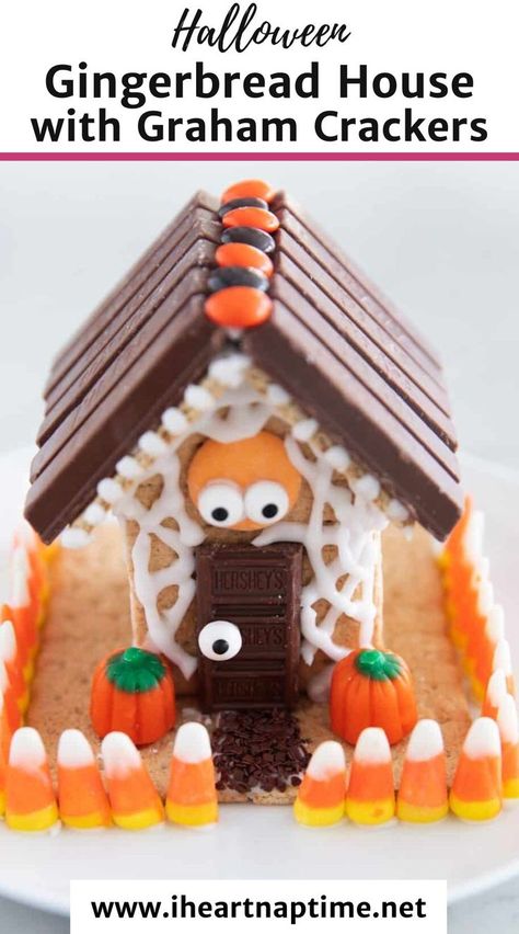 Get into the Halloween spirit with this super adorable Halloween gingerbread house with graham crackers! It’s completely edible and easy to make using cookies and icing for a sturdy house ready for everyone to help decorate! Gingerbread House With Graham Crackers, Graham Cracker House, Haunted Gingerbread House, Graham Cracker Gingerbread House, Halloween Themed Desserts, Halloween Gingerbread House, Halloween Gingerbread, Fun Halloween Desserts, Cracker House