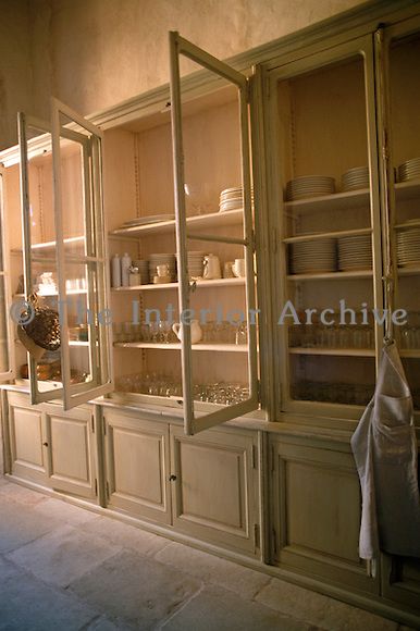 In this spacious kitchen a series of elegant built-in glass-fronted cabinets houses an impressive collection of glassware and crockery Dining Room With Sitting Area, Dresser Pantry, Breakfast Pantry, Open Doorway, Freestanding Pantry, Living Room French, Georgian Kitchen, Crockery Cabinet, Built In Pantry