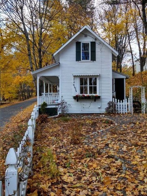 Midwest House, Cute House, Dream House Exterior, House Goals, Cozy Cottage, Pretty House, Cottage Homes, Little House, In The Fall