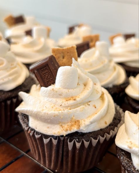 Chocolate cupcake, baked with mini marshmallows inside, & topped with marshmallow buttercream Marshmallow Buttercream, Creative Cupcakes, Cupcake Decorating, Mini Marshmallows, Chocolate Cupcakes, Cupcakes Decoration, Marshmallows, Butter Cream, Sweet Treats