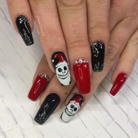 Gothic Christmas Nails Acrylic, Nightmare Before Christmas Nails For Christmas, Skull Christmas Nails, Nightmare Before Christmas Nail Ideas, Anti Christmas Nails, Christmas Horror Nails, Scary Christmas Nails, Nightmare Before Christmas Nails Christmas, Emo Christmas Nails