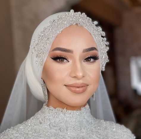 Hijab wedding
Bridal makeup Turban Bride, Nikkah Veil, Modest Bridal Dresses, Hijabi Wedding, Muslim Wedding Gown, Hijabi Brides, Moroccan Bride, Flower Headband Wedding, Modest Bridal Gowns