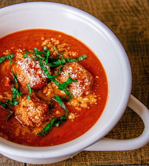 Tomato And Basil Soup, Soup With Meatballs, Crispy Rolls, Roasted Tomato Soup, Basil Soup, Winter Dishes, Meatball Soup, Turkey Soup, Tomato Basil Soup