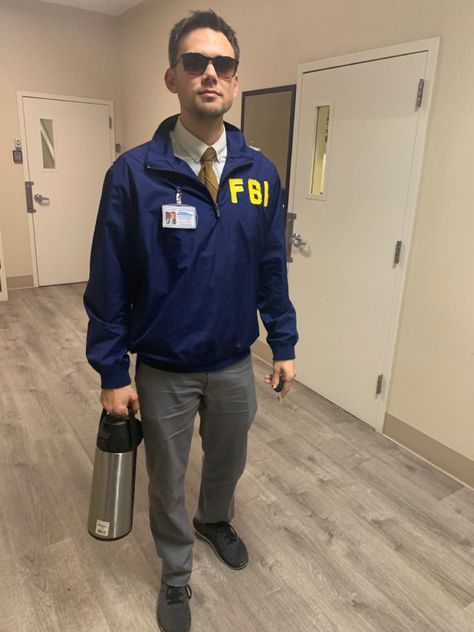 Funny Mens Halloween Costumes Diy, College Halloween Costume Ideas Guys, Halloween Costume Men Aesthetic, Easy Male Halloween Costumes, Easy Man Costumes, Fbi Halloween Costume, Mens Halloween Costumes Ideas Guys, Fbi Agent Costume, Guy Halloween Costumes