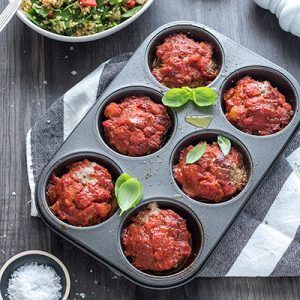 These Mediterranean meatloaves are the perfect between-seasons meal for when you’re not sure if it’s comfort food or salads you want! Making individual meatloaves halves the cooking time so you can have dinner on the table faster. Individual Meatloaves, Turkey Meatloaf Muffins, Italian Meatloaf Recipes, Baked Meatloaf, Mini Meatloaf, Italian Meatloaf, Meatloaf Muffins, Italian Spices, Turkey Meatloaf