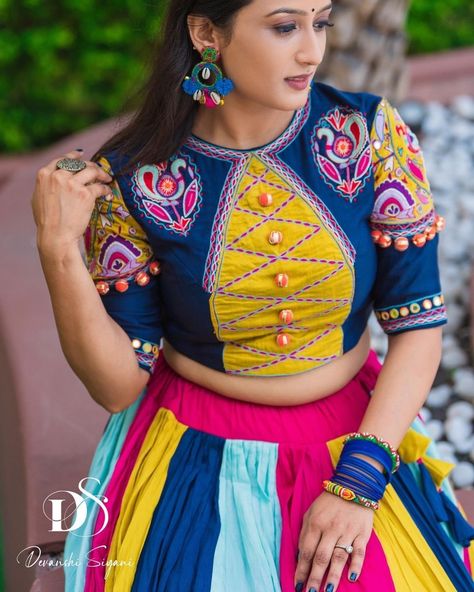 Navratri Outfits, Garba Outfit, Long Blouse Designs, Navratri Dress, Traditional Blouse Designs, Fashionable Saree Blouse Designs, Blouse Design Images, Stylish Short Dresses, Ladies Blouse Designs