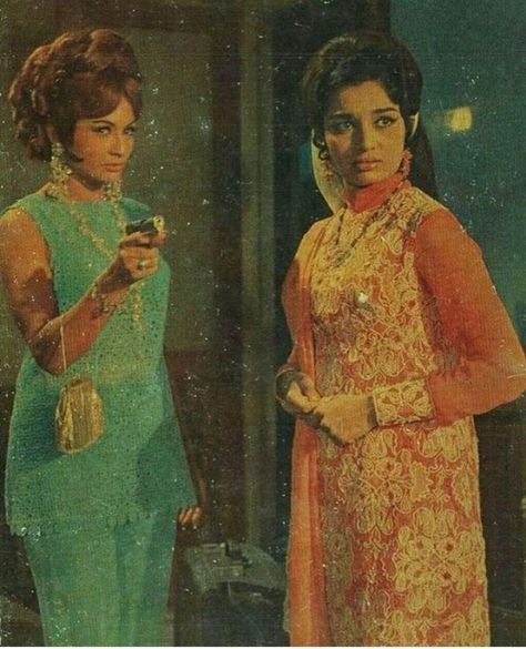 Retro Fashion 70s Indian, Helen Bollywood, 60s Bollywood Fashion, 70s Bollywood Fashion, Vintage Bollywood Outfits, Indian Retro Outfits, Retro Outfits 90s Women, Retro Outfits 90s, Indian Retro