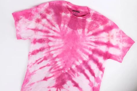 Diy Heart Tie Dye Shirt, Tye Dye Heart Patterns Diy, How To Heart Tie Dye, Lover Tie Dye Shirt, How To Make A Heart Tie Dye Shirt, How To Do Heart Tie Dye, How To Tie Dye Heart Pattern, Tye Dye Heart Pattern, Tie Dye Heart Techniques