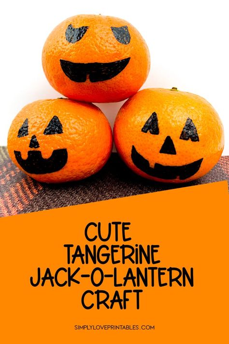 Do you want to get into the Halloween spirit? This craft is a fun, festive, and easy way to decorate for Halloween. Or, add a little healthy to your Halloween this year! These cute tangerine jack-o-lanterns. are a healthier alternative to the usual Halloween treats. Kindergarten Halloween Party, Snack Halloween, Fun Halloween Treats, Healthy Halloween Treats, Healthy Halloween Snacks, Lantern Craft, Mandarin Oranges, Halloween Countdown, Jack O'lantern